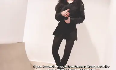 싱가포르 피트니스 인플루언서인 FanSly[MoriyaExhibit]는 털이 없고 가슴이 하얀 임산부로서 산전 검진 중에 대담하게 야외에 자신을 드러냈습니다(6).