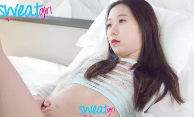 인기 인터넷 유명 모델이자 미녀인 스웨트기리(sWeatgiri)는 자신의 질과 자위 소품을 클로즈업한 누드 요가 사진을 찍었습니다(5).