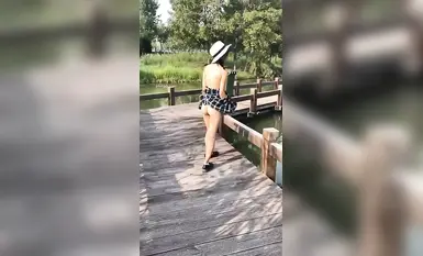 网红高颜值美少女团队【西萌工作室】户外登山露出，装扮非常可爱，穿着给子衬衫真空人前露出，直接露出自慰爽的淫叫连连，最后还直接露出放尿(2)