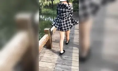 网红高颜值美少女团队【西萌工作室】户外登山露出，装扮非常可爱，穿着给子衬衫真空人前露出，直接露出自慰爽的淫叫连连，最后还直接露出放尿(2)