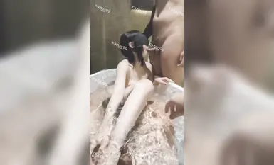 12월 트위터 바람둥이 원조 블로거, 음탕한 어린 아내와 난교 섹스를 하며 "과일 키우기" "온천 여행: 육체 화장실" 남편이 현재 범죄를 저지르고 있는 가운데, 서클 서클의 첫 번째 걸작, 중국 AV가 곧 세계로 진출할 예정(3)