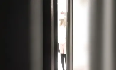 女邻居掀裙子露出可爱粉色小内裤给我看