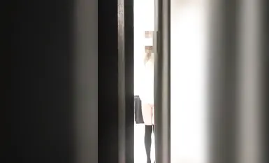 女邻居掀裙子露出可爱粉色小内裤给我看