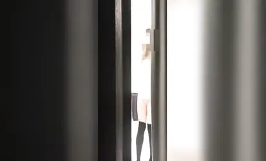 女邻居掀裙子露出可爱粉色小内裤给我看