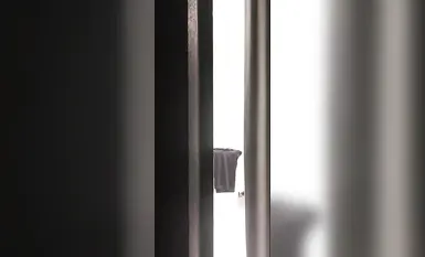 女邻居掀裙子露出可爱粉色小内裤给我看