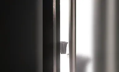 女邻居掀裙子露出可爱粉色小内裤给我看