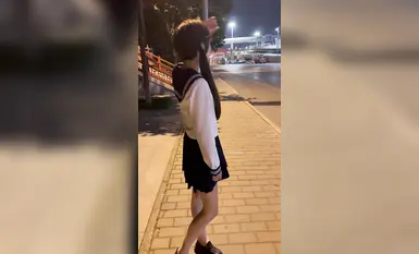 網紅高顏值美少女團隊【西萌工作室】學生嫩妹【涵涵 小淚】深夜街頭戶外露出 JK情趣制服誘惑 (2)