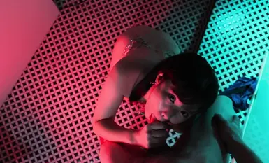 Người nổi tiếng trên mạng Nhật Bản "obokozu," với một triệu người theo dõi trên Pixiv, đã lộ diện. Em gái cùng cha khác mẹ của cô, mặc đồ lót màu đỏ, thể hiện kỹ năng nuốt sâu của mình (2).