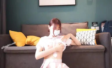 트위터 인플루언서 "로리타 복지 소녀" 샤오치(Xiaoqi)는 갓 대학에 입학한 여학생으로, 여고생 교복과 소품을 이용해 자위행위를 했다(2).