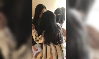 人気のオンラインガールズグループ[Ximeng Studio]では、可愛い若い女の子たちが全裸でキスしたり、絡み合ったり、舐め合ったりと、刺激的なプレイを繰り広げています。(1)