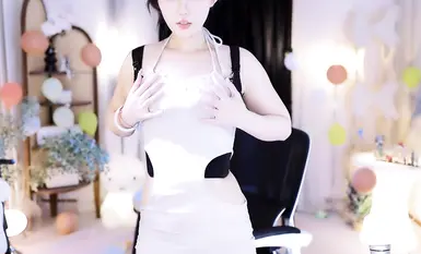 Dewi dalam talian Huya [Saint Abby] menawarkan faedah berbayar tersuai bernilai puluhan ribu yuan, termasuk tarian bogel, muka dan lubang dalam bingkai yang sama, melancap kaki-M, dan seks oral kepada peminat teratas (4).