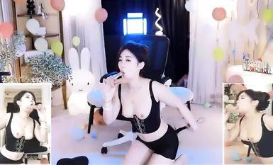 Dewi dalam talian Huya [Saint Abby] menawarkan faedah berbayar tersuai bernilai puluhan ribu yuan, termasuk tarian bogel, muka dan lubang dalam bingkai yang sama, melancap kaki-M, dan seks oral kepada peminat teratas (4).