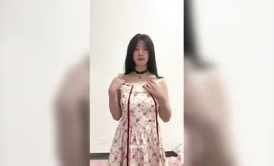 A male celebrity spent tens of thousands of yuan to find a female college student with a striking contrast: huge breasts and an innocent appearance. She was shown naked in various uniforms, revealing her body; she was even a bald woman with an amazing figure.