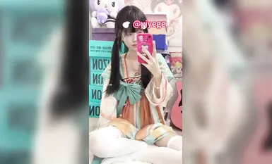 Bonus video melancap erotik Hanfu gaya kuno influencer Twitter dan gadis loli comel [fanzaiyiyege] (1)