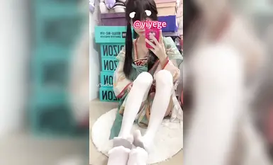 Bonus video melancap erotik Hanfu gaya kuno influencer Twitter dan gadis loli comel [fanzaiyiyege] (1)