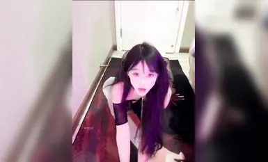 화자오(중국 소셜 미디어 플랫폼)에서 인기 있는 여성 라이브 스트리머 "은희"는 고가의 맞춤형 자극적인 자위 영상을 제공합니다. 심지어 개조차도 그녀의 음탕한 음부를 핥으러 오는 것을 참지 못합니다. 개와 사람 모두 그것을 즐깁니다. (2)