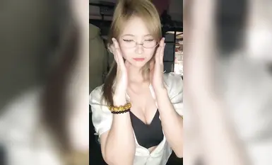 ビリビリの「福祉少女」[羊]は艦長や提督向けの福祉コンテンツを提供しており、自慰行為をしている彼女の顔と体が同じフレームに映っている、非常に対照的な雌犬である(1)。