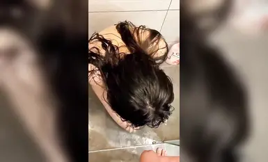 Gambar-gambar bocor berkualiti tinggi Liu Ziqun, seorang pelajar jurusan tarian bernilai tinggi, telah muncul dalam talian. Gambar swafotonya yang tidak senonoh, termasuk menjilat kaki, menggunakan air suci naga untuk seks dubur, dan dilatih oleh teman le