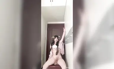 超清純女大學生在家完成主人任務 帶小狗尾巴肛塞爬行 高潮噴水！清純淫盪切換只在一瞬間 (1)