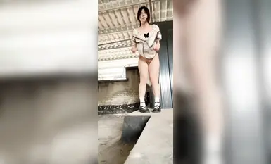 Seorang pelajar kolej wanita yang sangat polos menyelesaikan tugasan sarjananya di rumah, merangkak dengan ekor anak anjing dan palam dubur, lalu klimaks dan pancutan! Pertukaran antara kepolosan dan kelucahan berlaku dalam sekelip mata (2)