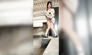 Seorang pelajar kolej wanita yang sangat polos menyelesaikan tugasan sarjananya di rumah, merangkak dengan ekor anak anjing dan palam dubur, lalu klimaks dan pancutan! Pertukaran antara kepolosan dan kelucahan berlaku dalam sekelip mata (2)