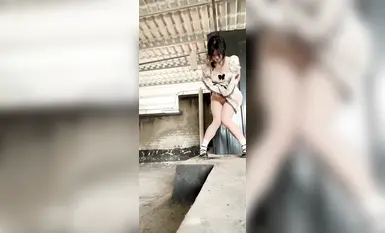 Seorang pelajar kolej wanita yang sangat polos menyelesaikan tugasan sarjananya di rumah, merangkak dengan ekor anak anjing dan palam dubur, lalu klimaks dan pancutan! Pertukaran antara kepolosan dan kelucahan berlaku dalam sekelip mata (2)