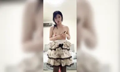 Seorang pelajar kolej wanita yang sangat polos menyelesaikan tugasan sarjananya di rumah, merangkak dengan ekor anak anjing dan palam dubur, lalu klimaks dan pancutan! Pertukaran antara kepolosan dan kelucahan berlaku dalam sekelip mata (2)