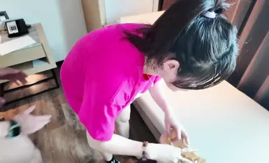 Ang diyosa ng Taiwanese na super sikat na modelo sa internet na si [Fei Juena] ay binigyan ng oral sex ng isang Panda deliveryman. Nahuli ang delivery girl ng limang minuto, at sinabi niya, "Paano kung hayaan mo akong makipagtalik sa iyo minsan? Bibi