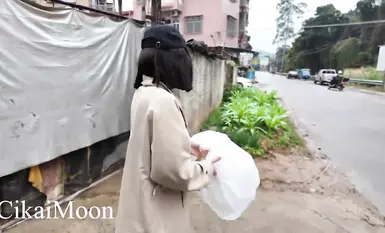 天花板露出狂人御姐【cikaimoon】白天大膽露出無視路人，調戲老頭大叔(1)