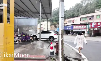 天花板露出狂人御姐【cikaimoon】白天大膽露出無視路人，調戲老頭大叔(1)