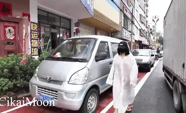 A crazy mature woman, cikaimoon, is exposed on the ceiling. She boldly exposes herself during the day, ignoring passersby and flirting with old men and uncles. (1)