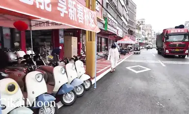 天花板露出狂人御姐【cikaimoon】白天大膽露出無視路人，調戲老頭大叔(1)