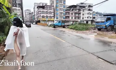 天花板露出狂人御姐【cikaimoon】白天大膽露出無視路人，調戲老頭大叔(1)