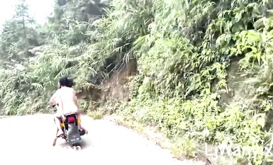 天花板露出狂人御姐【cikaimoon】白天大膽露出無視路人，調戲老頭大叔(2)