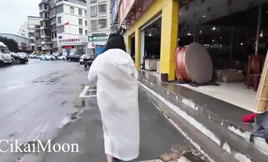 หญิงวัยกลางคนสติไม่สมประกอบชื่อจิกามูนถูกเปิดเผยบนเพดาน เธอเปิดเผยตัวเองอย่างโจ่งแจ้งในเวลากลางวัน ไม่สนใจคนเดินผ่านไปมา และเกี้ยวพาราสีกับชายชราและลุงๆ (3)