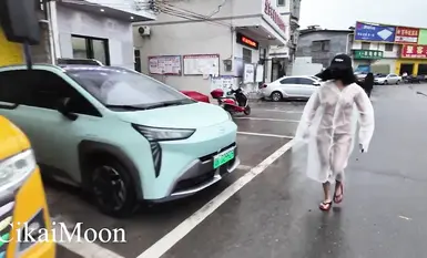 Seorang wanita matang yang gila, cikaimoon, terdedah di siling. Dia dengan berani mendedahkan dirinya pada siang hari, mengabaikan orang yang lalu-lalang dan bercumbu dengan lelaki tua dan pak cik. (3)