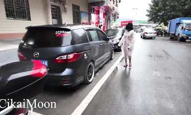 หญิงวัยกลางคนสติไม่สมประกอบชื่อจิกามูนถูกเปิดเผยบนเพดาน เธอเปิดเผยตัวเองอย่างโจ่งแจ้งในเวลากลางวัน ไม่สนใจคนเดินผ่านไปมา และเกี้ยวพาราสีกับชายชราและลุงๆ (3)