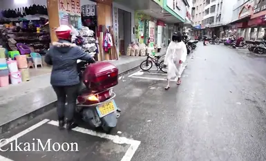 หญิงวัยกลางคนสติไม่สมประกอบชื่อจิกามูนถูกเปิดเผยบนเพดาน เธอเปิดเผยตัวเองอย่างโจ่งแจ้งในเวลากลางวัน ไม่สนใจคนเดินผ่านไปมา และเกี้ยวพาราสีกับชายชราและลุงๆ (3)