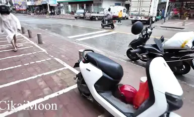 หญิงวัยกลางคนสติไม่สมประกอบชื่อจิกามูนถูกเปิดเผยบนเพดาน เธอเปิดเผยตัวเองอย่างโจ่งแจ้งในเวลากลางวัน ไม่สนใจคนเดินผ่านไปมา และเกี้ยวพาราสีกับชายชราและลุงๆ (3)