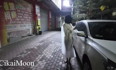天花板露出狂人御姐【cikaimoon】白天大膽露出無視路人，調戲老頭大叔(5)