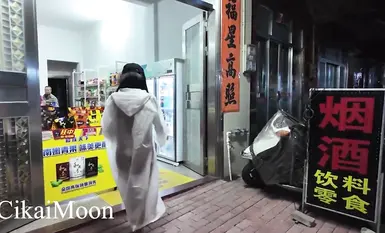 天花板露出狂人御姐【cikaimoon】白天大膽露出無視路人，調戲老頭大叔(5)