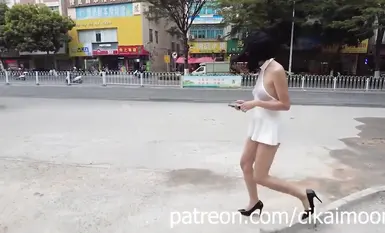 Seorang wanita matang yang gila, cikaimoon, terdedah di siling pada siang hari, mengabaikan orang yang lalu-lalang dan bercumbu dengan lelaki tua dan pak cik. (6)