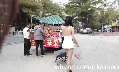 Seorang wanita matang yang gila, cikaimoon, terdedah di siling pada siang hari, mengabaikan orang yang lalu-lalang dan bercumbu dengan lelaki tua dan pak cik. (6)