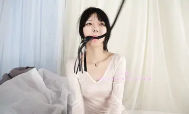 Màn trình diễn táo bạo nhất của Đoàn múa Saki, với sự góp mặt của cô gái trẻ nổi loạn xăm trổ [Xiao Qing], người trải qua quá trình huấn luyện múa khỏa thân với đạo cụ và dầu. (2)