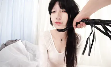 Màn trình diễn táo bạo nhất của Đoàn múa Saki, với sự góp mặt của cô gái trẻ nổi loạn xăm trổ [Xiao Qing], người trải qua quá trình huấn luyện múa khỏa thân với đạo cụ và dầu. (2)