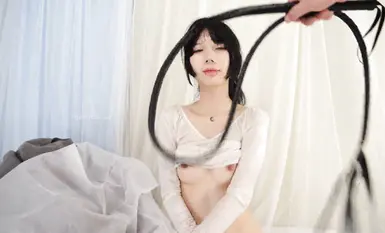 Màn trình diễn táo bạo nhất của Đoàn múa Saki, với sự góp mặt của cô gái trẻ nổi loạn xăm trổ [Xiao Qing], người trải qua quá trình huấn luyện múa khỏa thân với đạo cụ và dầu. (2)