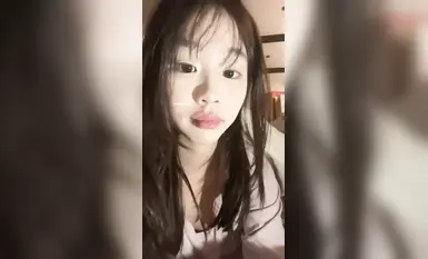 Gambar-gambar seorang influencer Kuaishou telah muncul dalam talian, mendedahkan dirinya sebagai seorang yang comel dan bertenaga, lengkap dengan dinding sijil dan anugerah. Adakah dia seorang pelajar model? Atau hanya seorang wanita muda yang bersemangat