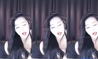 ซิงเย่ สาวสวัสดิการแสนสวยของ NetEase CC มีการเปิดเผยช่องคลอดและเต้นยั่วยวนอย่างโจ่งแจ้ง พร้อมใช้พร็อพช่วยตัวเองและสอดใส่เข้าไปในป่าดำหนาทึบของเธอ (2)