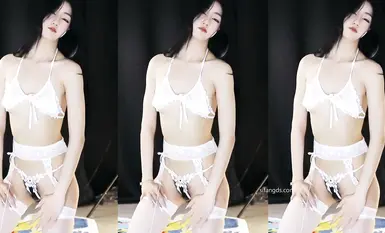 NetEase CC's beautiful welfare girl 'Xingye' has a large-scale customized exposure of her vagina and slutty dance. She touches herself, uses props, and thrusts into her thick black forest (8).
