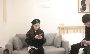 性感黑絲網紅外圍妹子，看著挺害羞的，原來是個閔騷型的，沙發上摸奶調情舔逼上位騎坐猛操